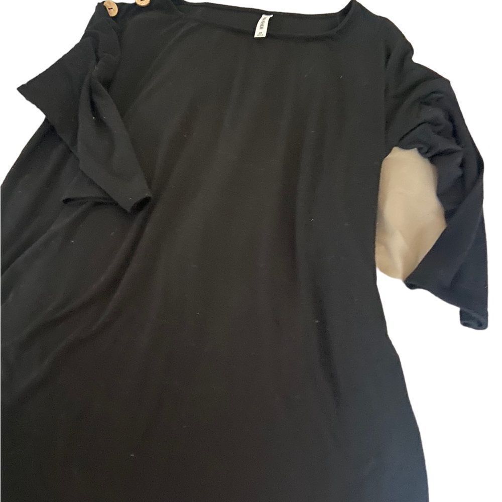 Zenana premium size 2X top with button accents see pics great condition